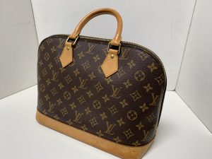 今回は、ヴィトンのアルマをお買取させて頂きました!! こちらの商品は状態は良いのですがヌメ革に染みがありました💦 ですが大吉橋本高野口店では頑張ってお値段出させて頂きます!!! この様な状態でもお買取させて頂きますので、 お使いになられず眠っているお品物がございましたら、 是非一度 大吉 橋本高野口店へ!!!