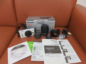 本日はミラーレスデジタルカメラをお買取りさせて頂きました。