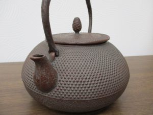 南部鉄器などの茶器や酒器なども高価買取致します。生駒駅西口下車すぐの買取専門店大吉グリーンヒルいこま店です。