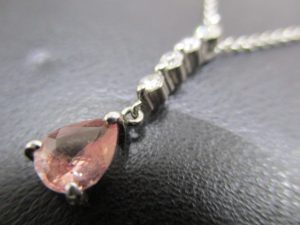 色石付貴金属高価買取致します。生駒駅すぐの買取専門店大吉グリーンヒルいこま店です。