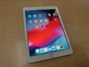Apple iPad・第5世代・MP2G2J A・WiFiモデル・32GB・9.7インチ・シルバー・中古美品