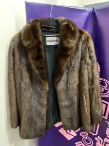 着る機会の減った【毛皮のコート】も買取ってます!大吉 イオンモール今治新都市店♪