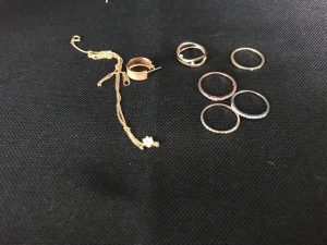 貴金属かどうか分からないアクセサリーも買取専門店大吉荻窪店にお任せください!