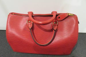 可愛いくオシャレなヴィトンのエピのバックです 