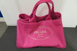 ピンクの可愛いプラダのカナパお買取の買取専門店大吉東急プラザ新長田店です