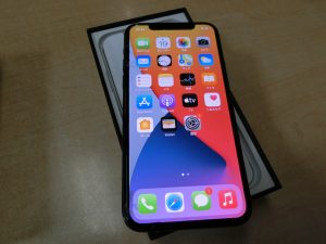 Apple iPhone 11 Pro 64GB・国内版SIMフリー・ミッドナイトグリーン・MWC62JA A2215・バッテリー容量92％・画面割れ