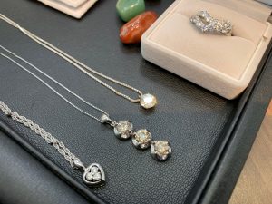 本日はお昼までで総ct.で約4.6ct以上のダイヤモンド買取!完全透明からカラーも姶良市・買取専門店大吉タイヨー西加治木店の買取査定力!