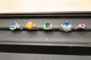 色々な色石、メレダイヤに貴金属のお買取で人気の買取専門店大吉東急プラザ新長田店です。 