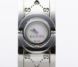 Gucciバングル型時計 YA112523 1
