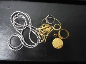 貴金属が眠っていませんか。お父さん、お母さん、おじいさん、おばあさんの遺品が眠っていませんか。買取専門大吉八尾店へ