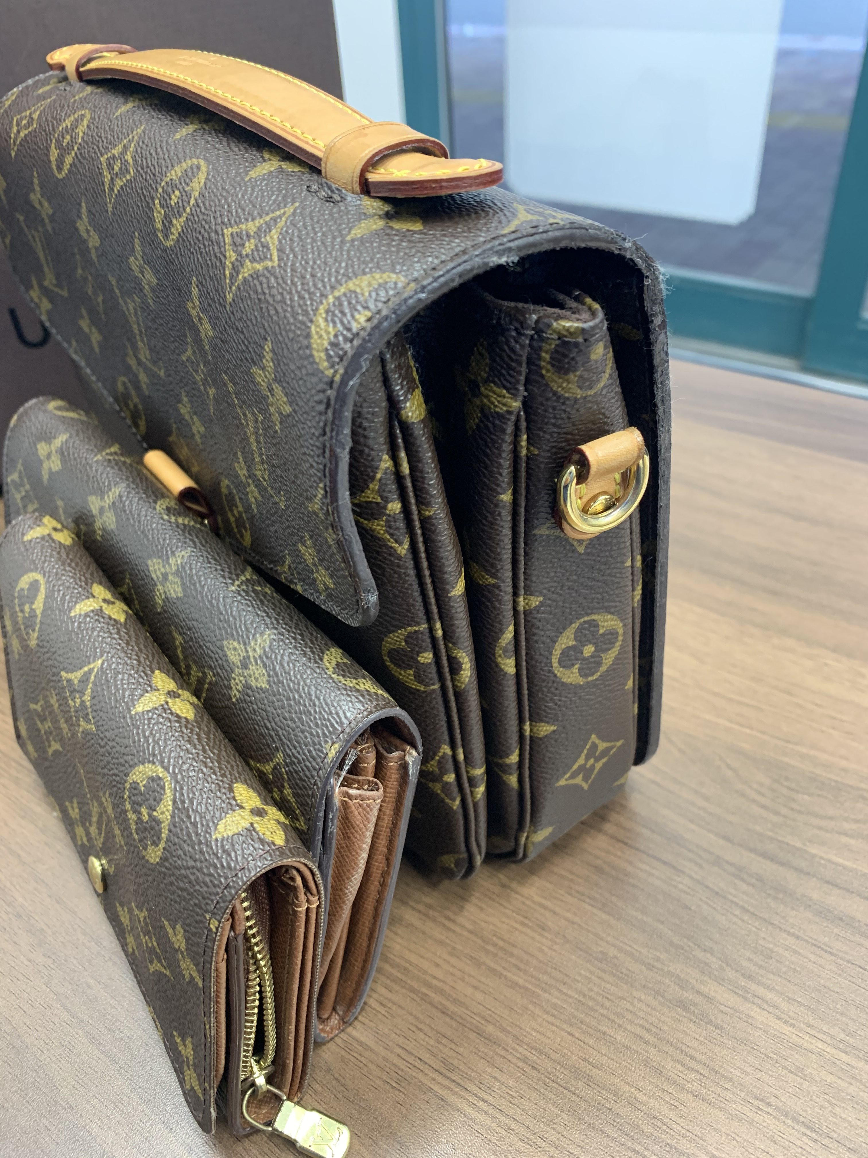 ルイヴィトンのバッグの横側