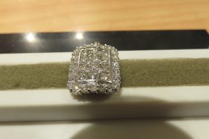 ダイヤモンドにさｆらにメレダイヤモンドの豪華なトップ！