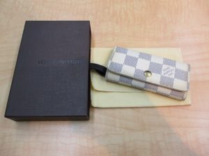 ブランド品高価買取致します。生駒駅すぐの買取専門店大吉グリーンヒルいこま店です。