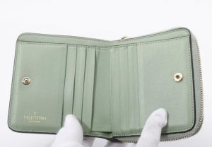 ヴァレンチノ スタッズ付き財布1