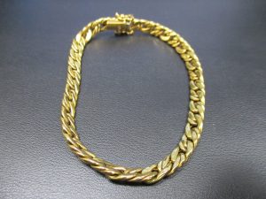 金高価買取継続中です。まだまだ高い数値を推移しております。生駒駅すぐの買取専門店大吉グリーンヒルいこま店です。