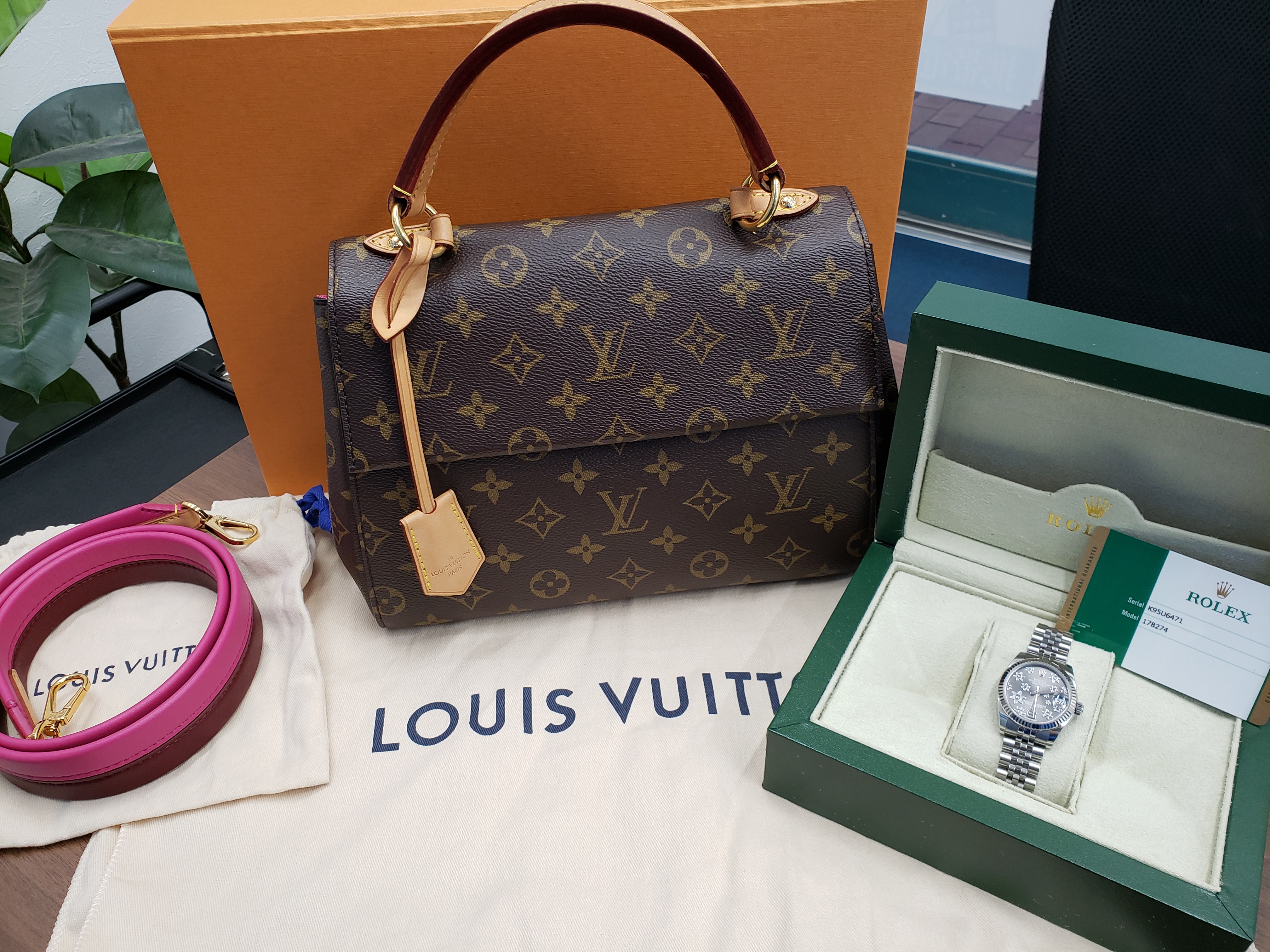 ルイヴィトンのバッグとROLEXの時計