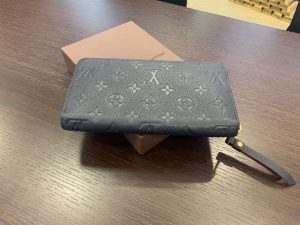 ヴィトン アンプラント ジッピーウォレット