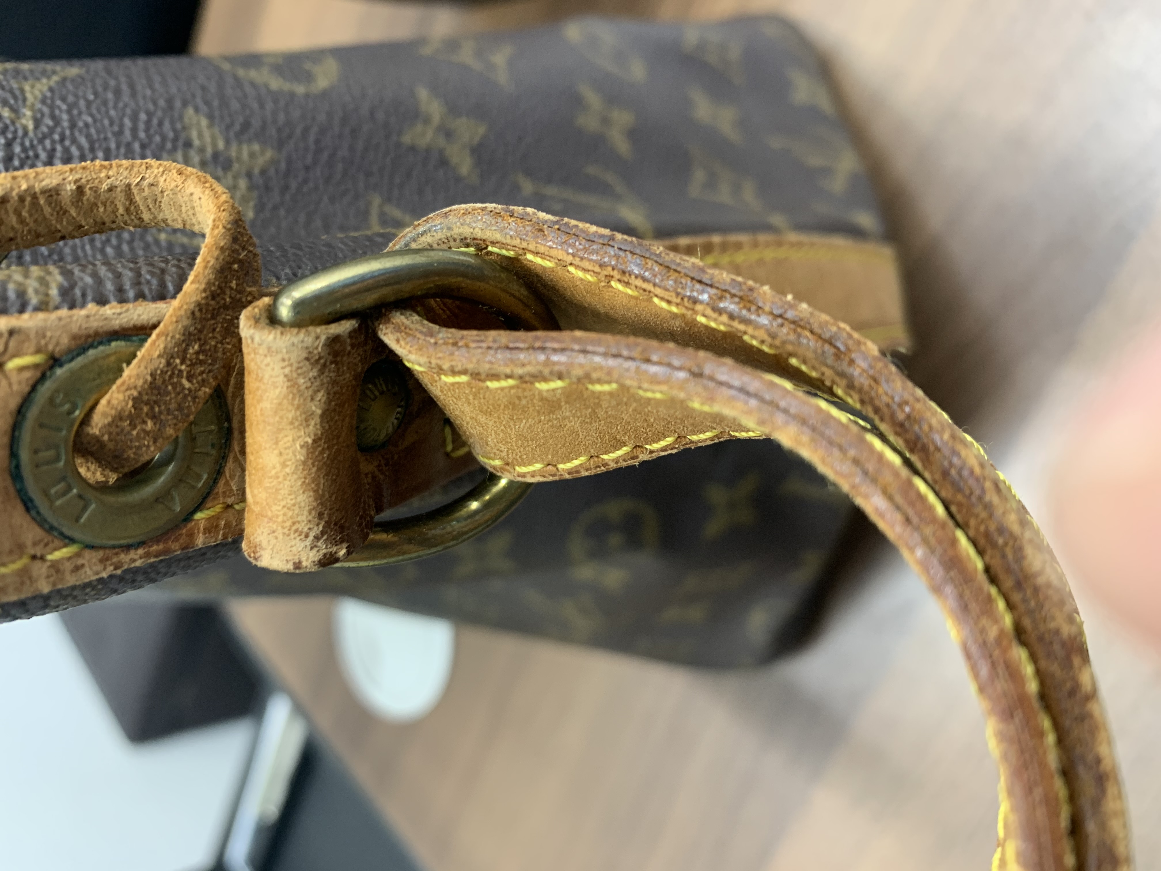 使い込んだブランドバッグ