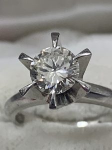 宝石の王様 ダイヤモンドの指輪をお買取りしました大吉カラフルタウン岐阜店です。