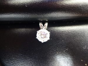八尾でダイヤを売るなら買取専門店大吉JR八尾店。遺品のダイヤのネックレス、ダイヤの指輪をお持ちになる方が増えています。