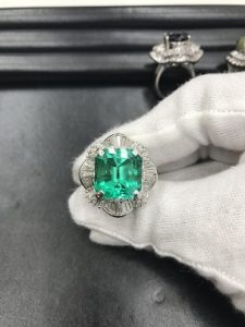 大吉 MEGAドン・キホーテUNY美濃加茂店はエメラルドの指輪をお買取りしました。