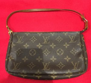 当店ではモノグラムシリーズをと言わず Louis Vuitton製品を幅広くお買取しております。 ファスナー破損、持ち手のひび割れや変色 ストラップ切れ、内側のベタ、スレや傷など どのような状態でも問題ありません! まずは一度お見積りにお越しください(^^♪