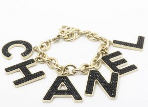 シャネル　ロゴブレス