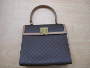 大阪の八尾でセリーヌを売るなら買取専門大吉八尾店へ。JR八尾駅徒歩1分で便利です。ヴィトン、シャネル、エルメスなども