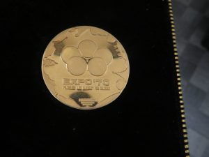 本日は純金のEXPO70ノメダルをお買取りさせて頂きました。