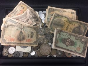 古い日本の硬貨、お札の買取もしている、東大阪にある大吉じゃんぼ食鮮館花園店です!