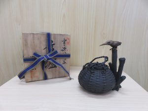 本日は銅器　魚籠カワセミ香炉入れをお買取りさせて頂きました。