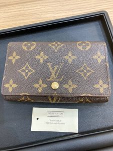 LV財布