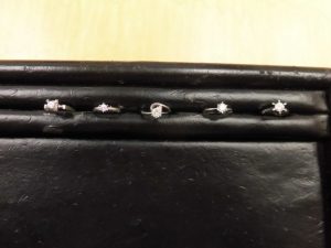 八尾駅近くで便利な買取専門店大吉JR八尾店にダイヤモンドをお売り下さい。デザインが古くなったのでダイヤをお売り頂きました