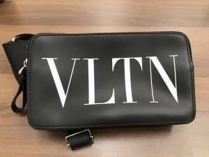 バレンチノ ガラヴァーニ ボディバック