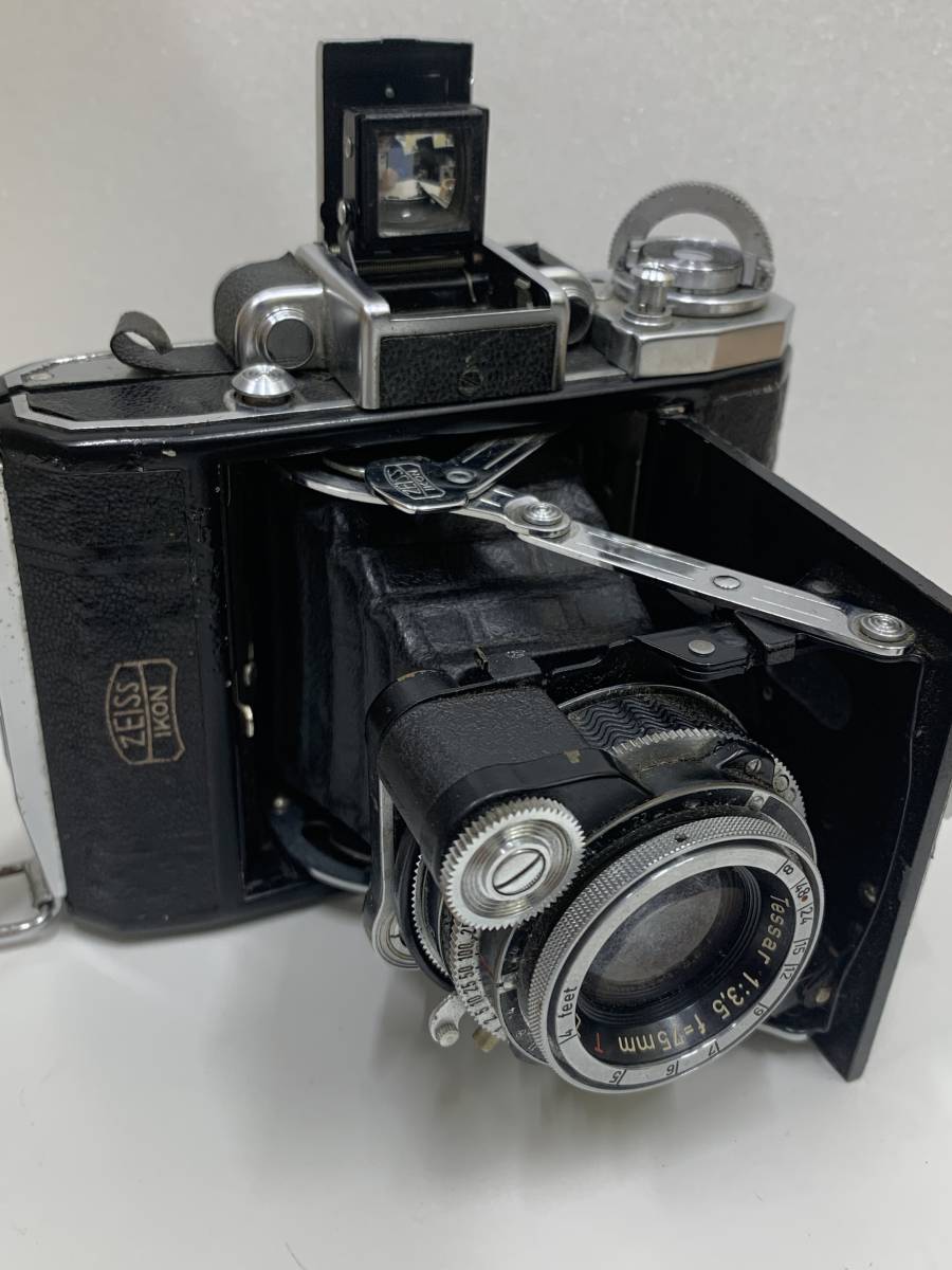 古い蛇腹式のカメラ