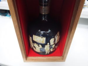 大吉MEGAドン・キホーテUNY美濃加茂店はサントリーのザ・ウイスキー 有田焼ボトルをお買取りしました。