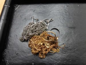 貴金属を売るならJR八尾店から徒歩約1分の買取専門店JR八尾店へお越し下さい。駅近便利です。金、貴金属、ダイヤをお任せ。