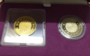 御在位20年の1万円金貨と500円硬貨のセットを買取させて頂いた、東大阪にあるリサイクルショップ、買取専門店大吉じゃんぼ食鮮館花園店です!