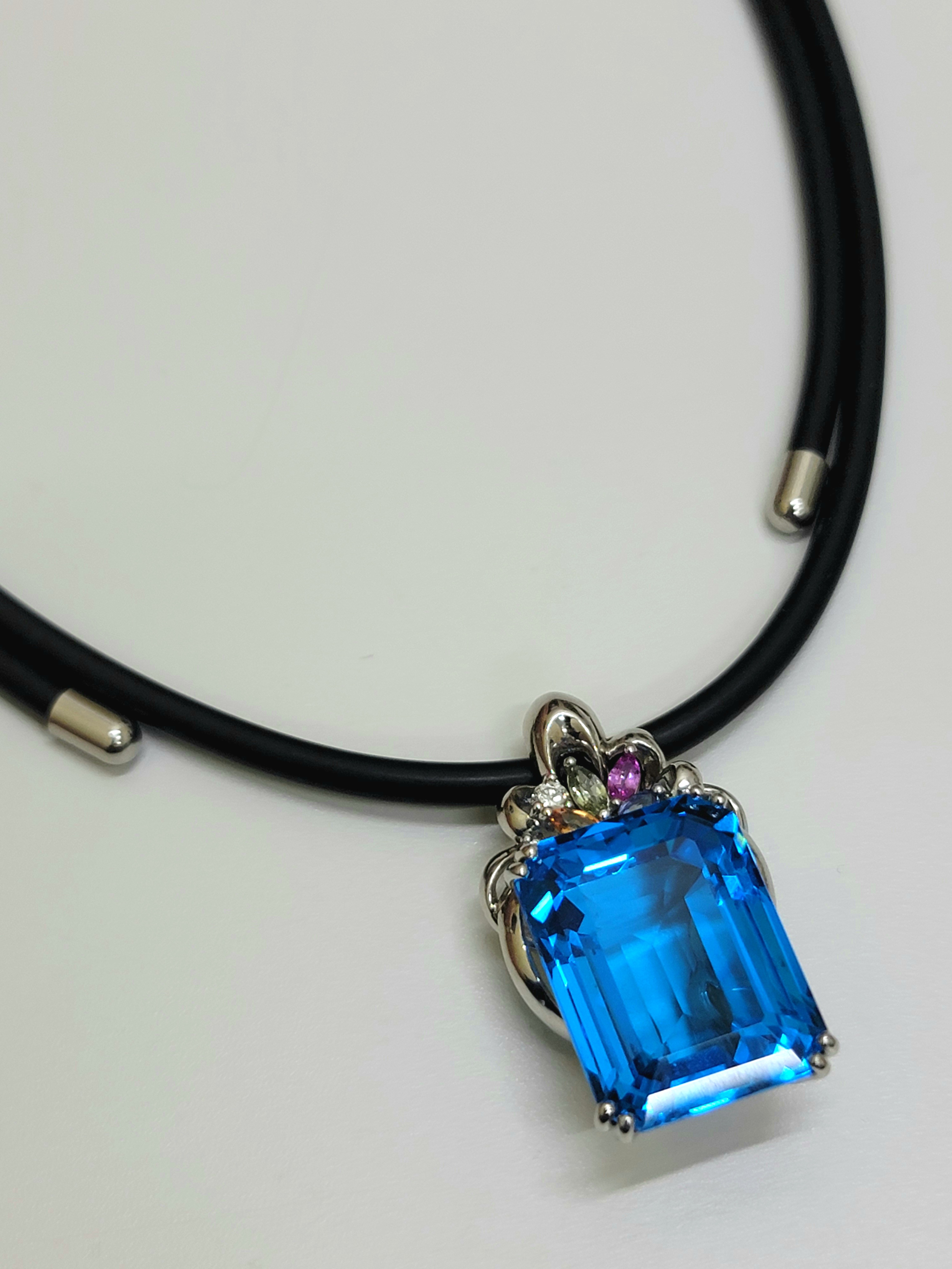 ブルートパーズのネックレス