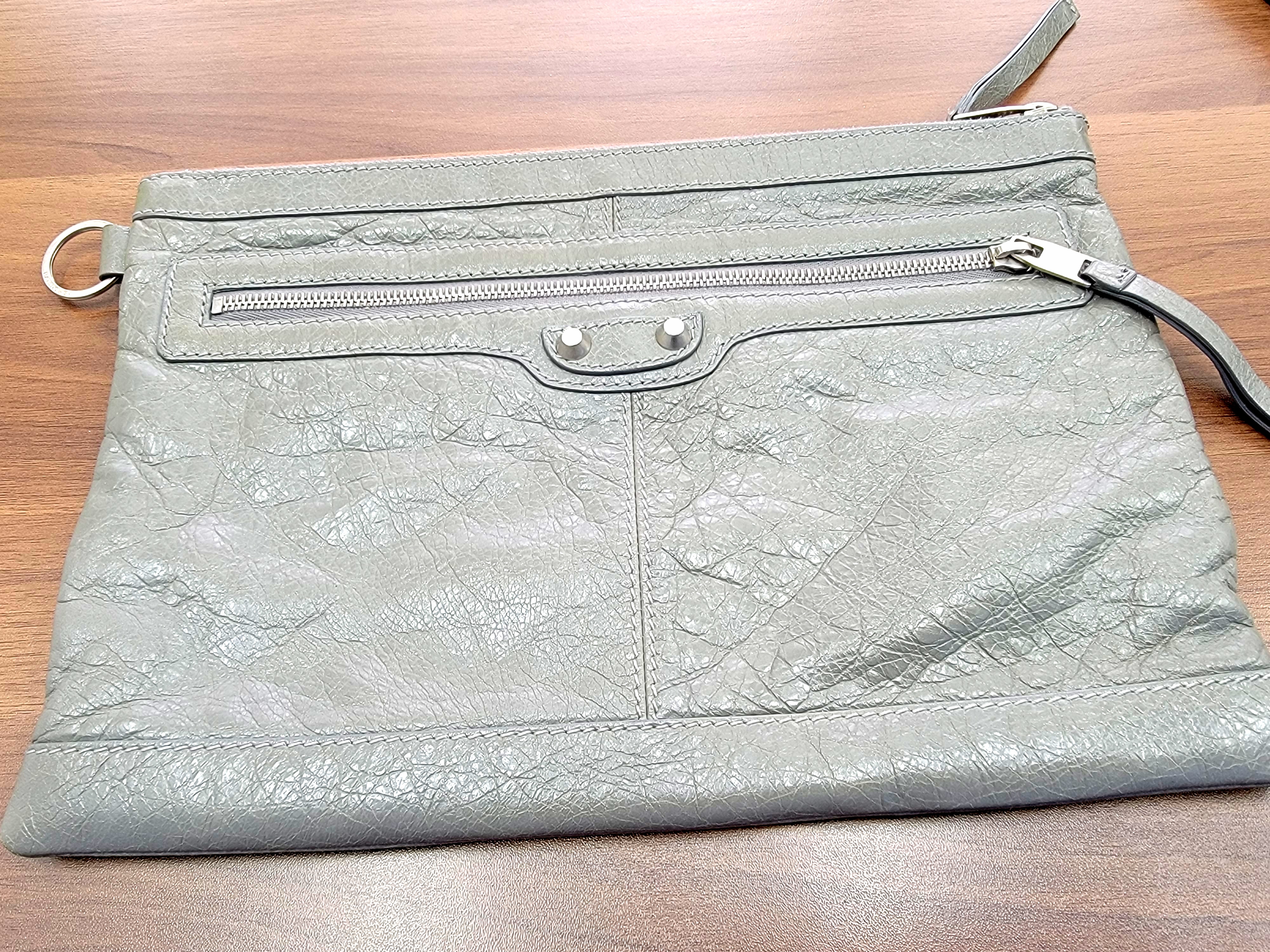 バレンシアガのクラッチバッグ