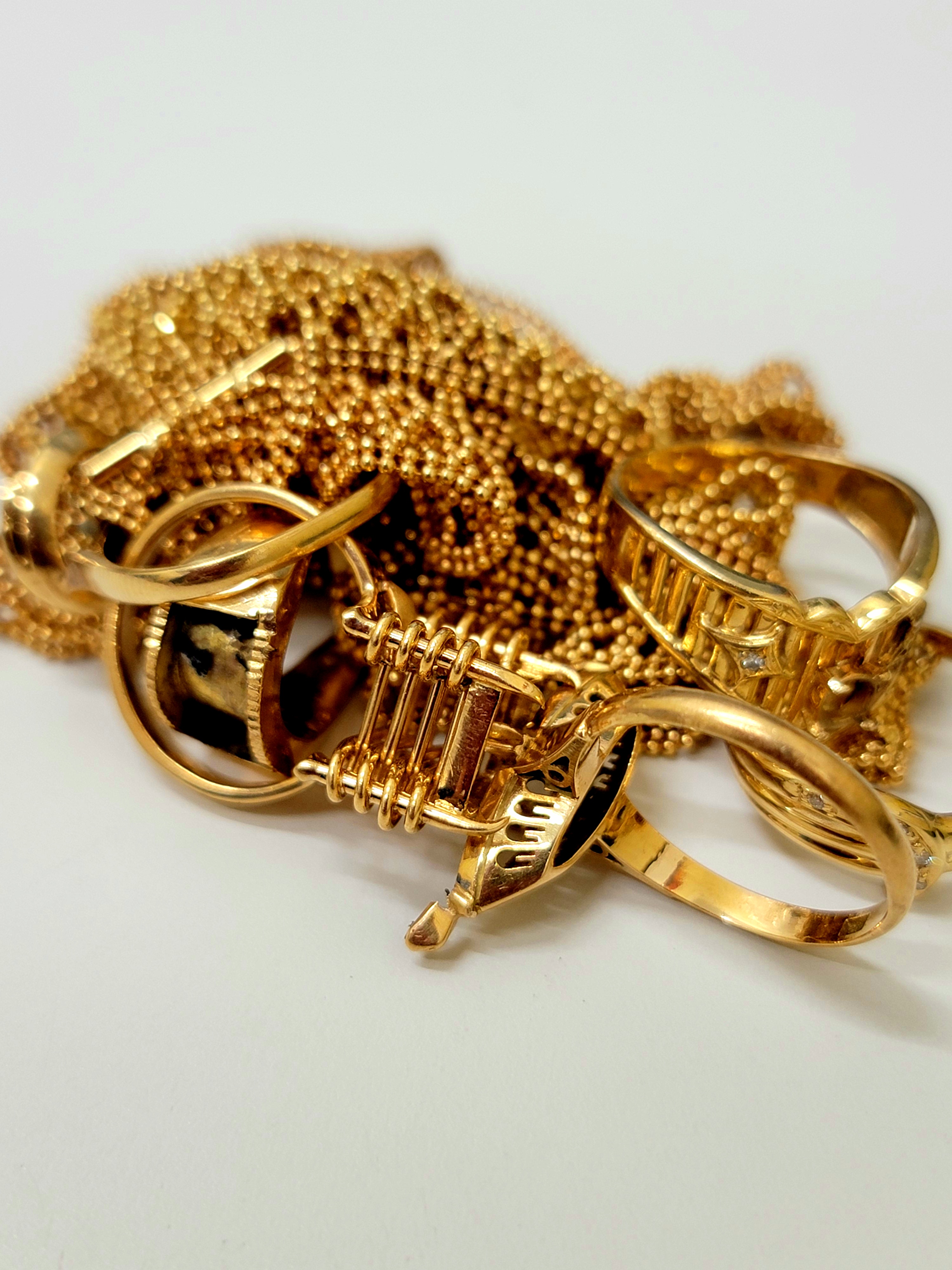 金のネックレスや指輪の塊