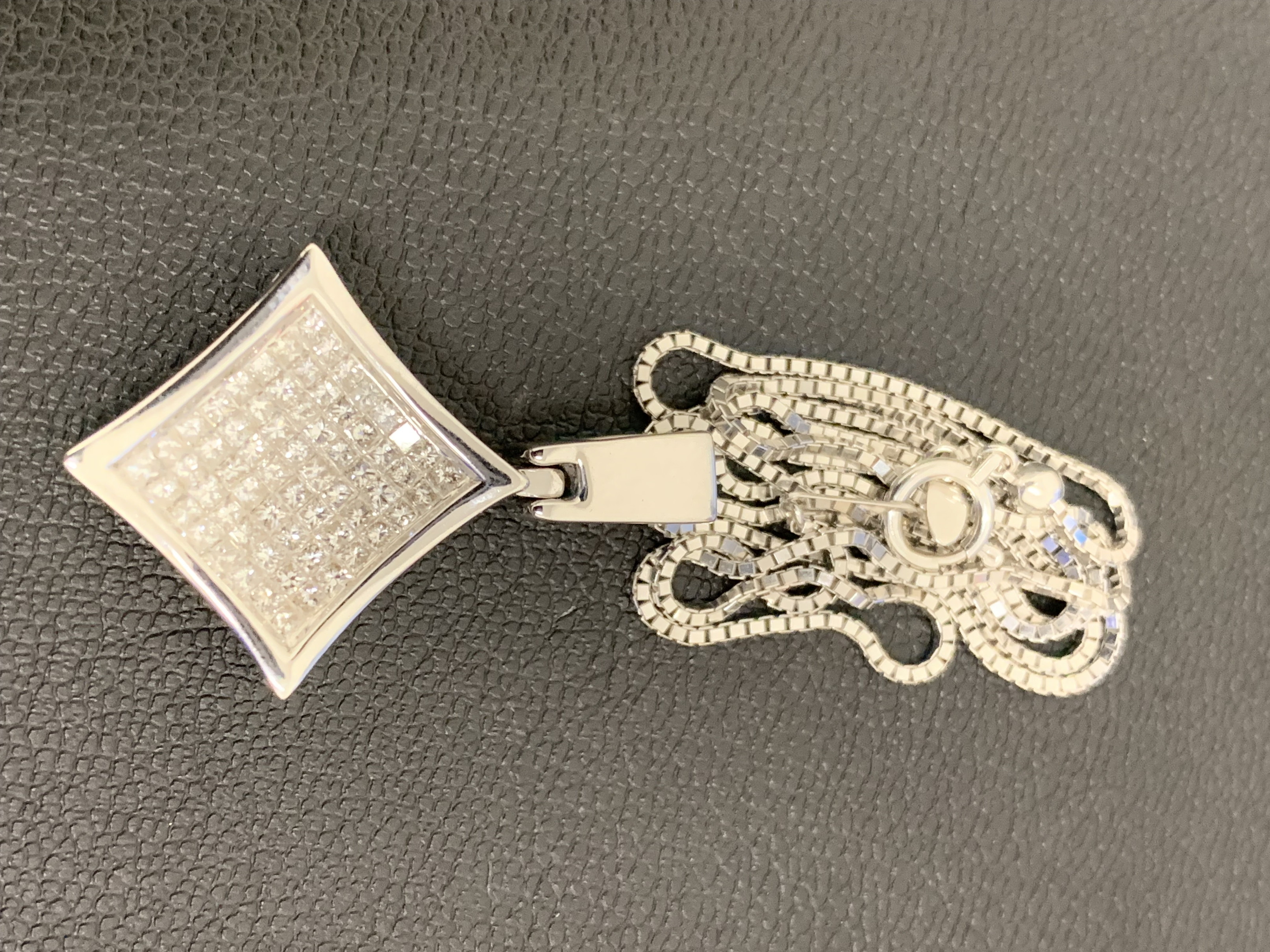 ダイヤ付きネックレス