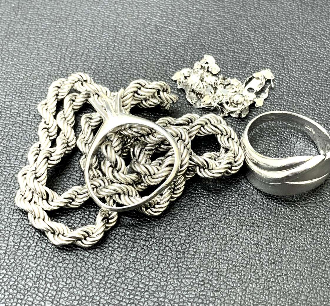 プラチナ製品(指輪やネックレスなど)