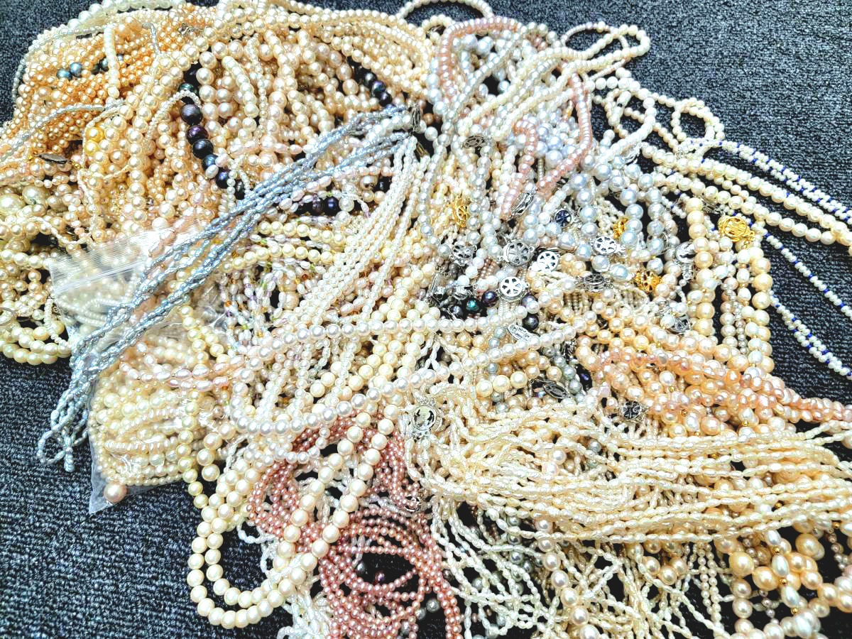 大量のパールネックレス