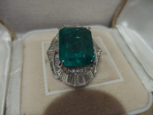 エメラルドの指輪を売却するなら横浜関内の買取大吉 カトレヤプラザ伊勢佐木店