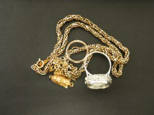 JR八尾駅すぐ。八尾、東大阪、藤井寺で貴金属を売るなら買取専門店大吉JR八尾店へ。志紀、柏原、平野、恩智、若江岩田、高安