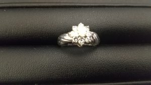 春日市の皆様、ダイヤモンドアクセサリーの買い取りは大吉アクロスモール春日店(^^)/