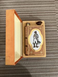 三田市・神戸市・三木市・丹波篠山市・ 加東市・小野市・西脇市・宝塚市・芦屋市・ 西宮市にお住いの皆様! 買取大吉えるむプラザ三田店のブログを ご覧いただきまして誠にありがとうございます。 5月です。新緑の季節です! ここから梅雨、夏と徐々に季節が変化していきます。 ご自宅の模様替え等でご不用品がでてきましたら お気軽に当店までお持ちください! 当店、引続きどんなお品物でも全力で査定・買取、 頑張らせていただきます。 お気軽に買取大吉えるむプラザ三田店を ご利用くださいませ!! ▼▼▼▼▼サファイア▼▼▼▼▼ ▼▼▼▼▼▼▼▼▼▼▼▼▼▼▼▼▼ サファイアの買取なら大吉えるむプラザ三田店へ。 写真は、きれいなサファイア付きのリング。 こちら長年、使用されていないので…といった ご理由で当店にお持ちいただきました。 サファイアがついたリングはもちろんですが ネックレス、ピアスなどの喜んで査定・買取いたします! サファイア、ダイヤモンドと他の色石同様に基本的には 大きさ(重さ)が買取価格の重要なポイントになります。 プラス、内包物の有無といった点も複数、確認した上で 最終的に買取価格が決まってまいります。また鑑定書や 鑑別書があるようでしたら一緒にご持参くださいませ! サファイアの買取なら大吉えるむプラザ三田店にお気軽に ご相談いただければと思います! ============================= ■大吉の豊富な買取品目■ 貴金属、金、プラチナ、インゴット、ブランド、時計、 スマホ、タブレット、携帯、古銭、メダル、ブランデー、 ウイスキー、ワイン、シャンパン、プラモデル、フィギュア、 鉄道模型、釣具、美容器具、茶道具、勲章、銀製品、タオル、 ライター、万年筆、おもちゃ、テレホンカード、楽器、 オーディオ機器、音楽プレーヤー、記念メダル、カメラ、 ゲーム機本体、ゲームソフト、切手、中国切手、ダイヤモンド、 骨董品、絵画、中国美術品、掛軸、食器、などなど、 記載のない商品でも、お気軽にご相談ください! ご自宅にある、使わないもの、不用品の多くは 売ることで現金化できる可能性が高いです! 処分に困っている・・・。 買取してもらえるか不安・・・。 そんなお品物があれば無料相談も承りますので お電話、またはお気軽にお店までお越しください! お客様の大切なお品物、1つ1つしっかり査定させて頂きます。 もちろん、査定だけでも大丈夫です! 少しでもお力になれたらと思っておりますので 買取大吉えるむプラザ三田店へお越しください。 皆様のご来店、心よりお待ち申し上げております。 ※ブログ情報につきまして、世の中の市場や 需要により買取ができない場合の商品もございます。 あらかじめご了承くださいませ。 ============================= TEL:0120-300-589(フリーダイヤル) 営業時間:AM10:00~PM8:00 (※年中無休) 買取大吉えるむプラザ三田店 住所:〒669-1322 兵庫県三田市すずかけ台2丁目3-1 えるむプラザ1階 (阪急オアシス様隣) ■出張買取について ①当社査定員は訪問時にマスクを着用させていただきます。 ②査定前に、お客様の目の前で手指の消毒を行います。 ③訪問時には清潔な手袋を着用し査定を行います。 ④その他必要に応じた措置を行い、感染拡大防止に努めます。