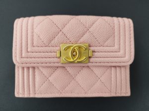 シャネルのボーイシャネル キャビアスキン コンパクトウォレット