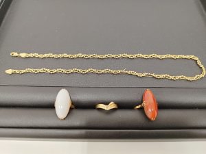 K18のゴールドネックレスとK18のゴールドリング3つ